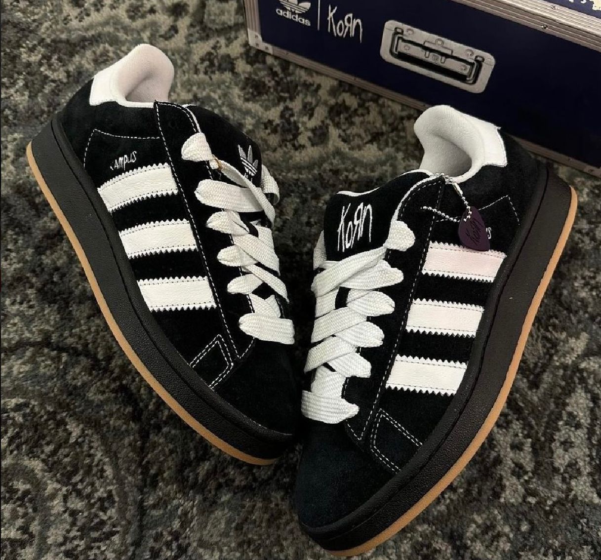 Adidas Campus 00s - Negras y Blancas KORS