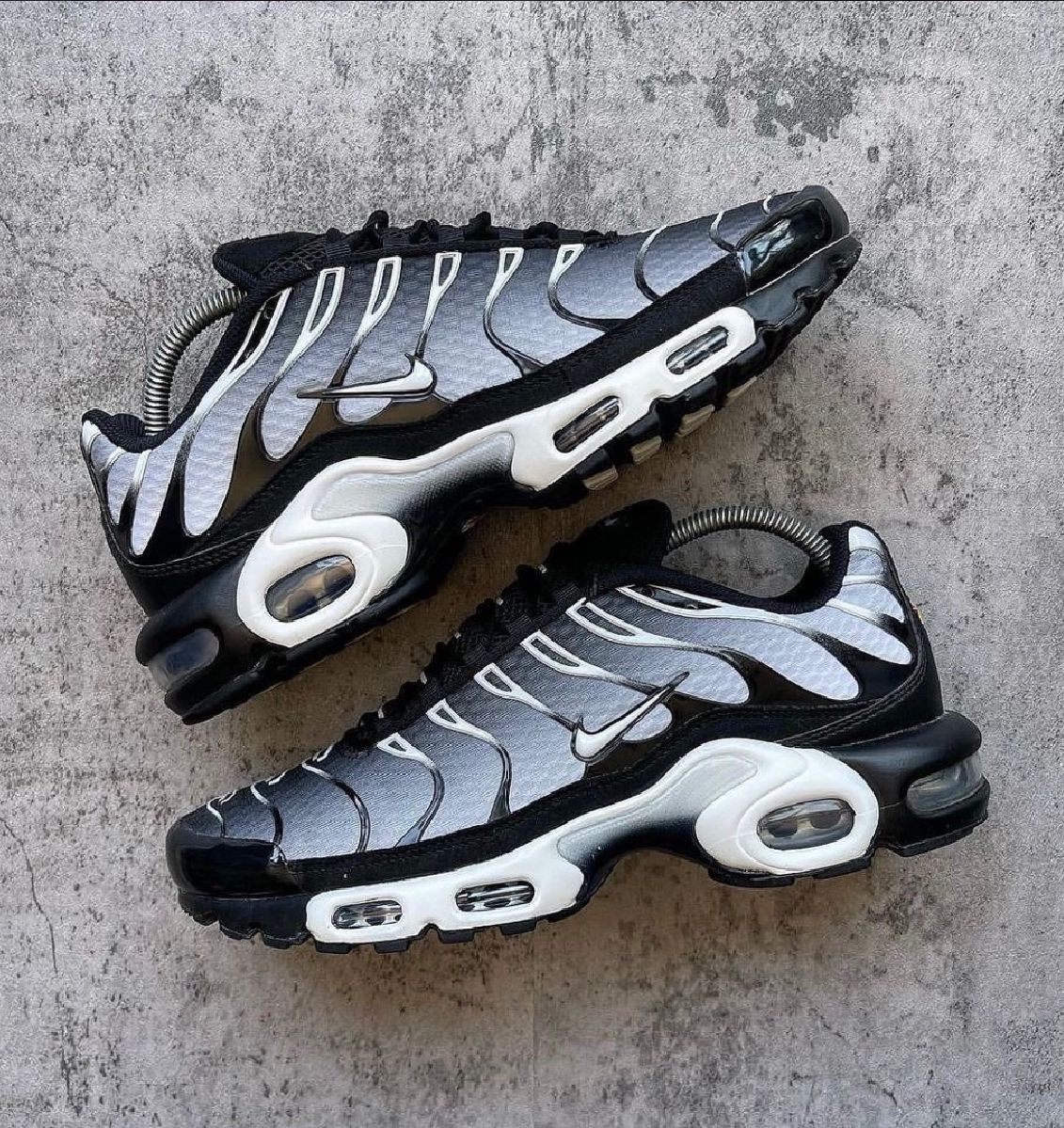 Nike Air Max Plus TN - Gris con Negro
