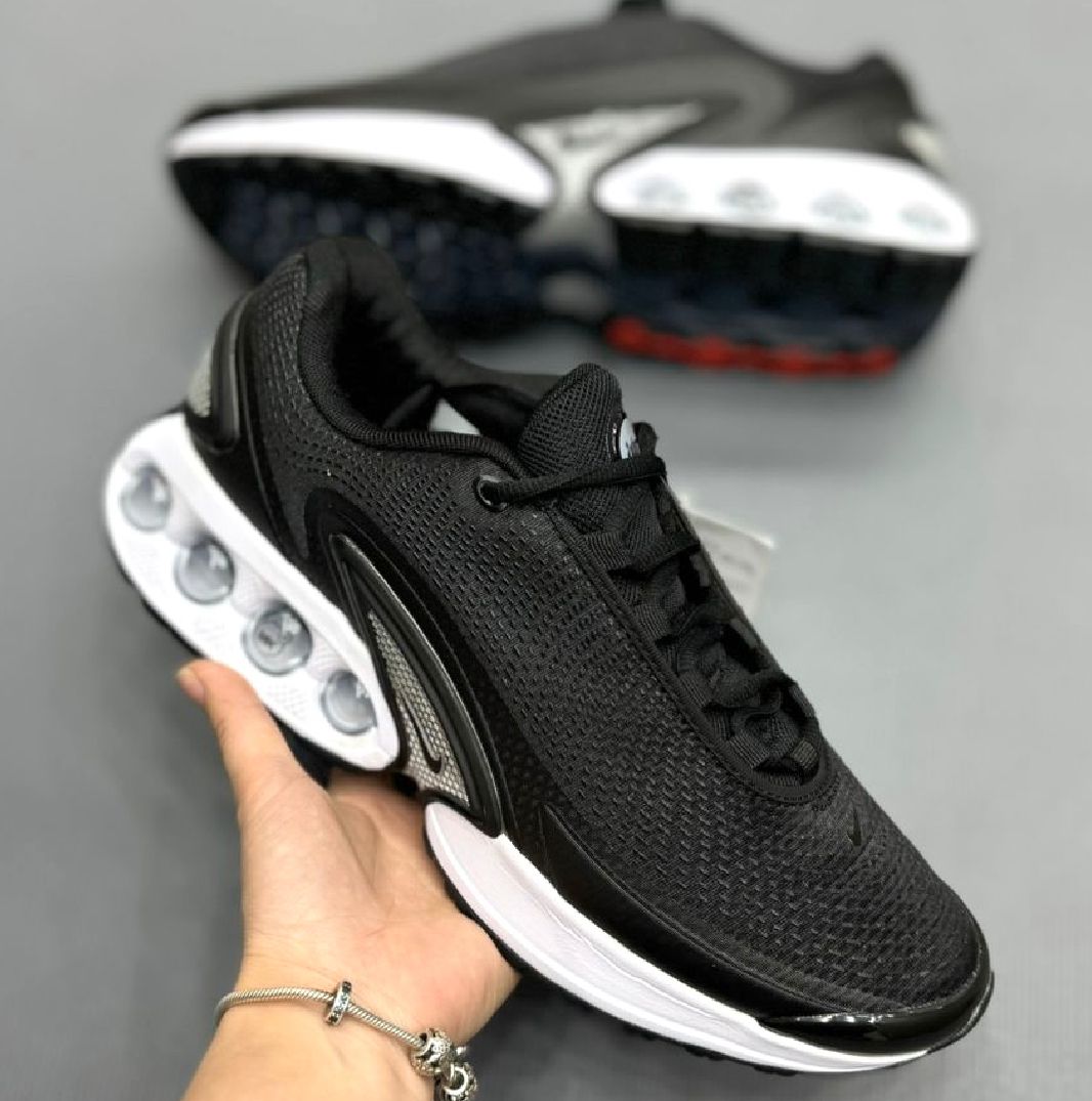 Nike Air Max DN - Negras con Blanco