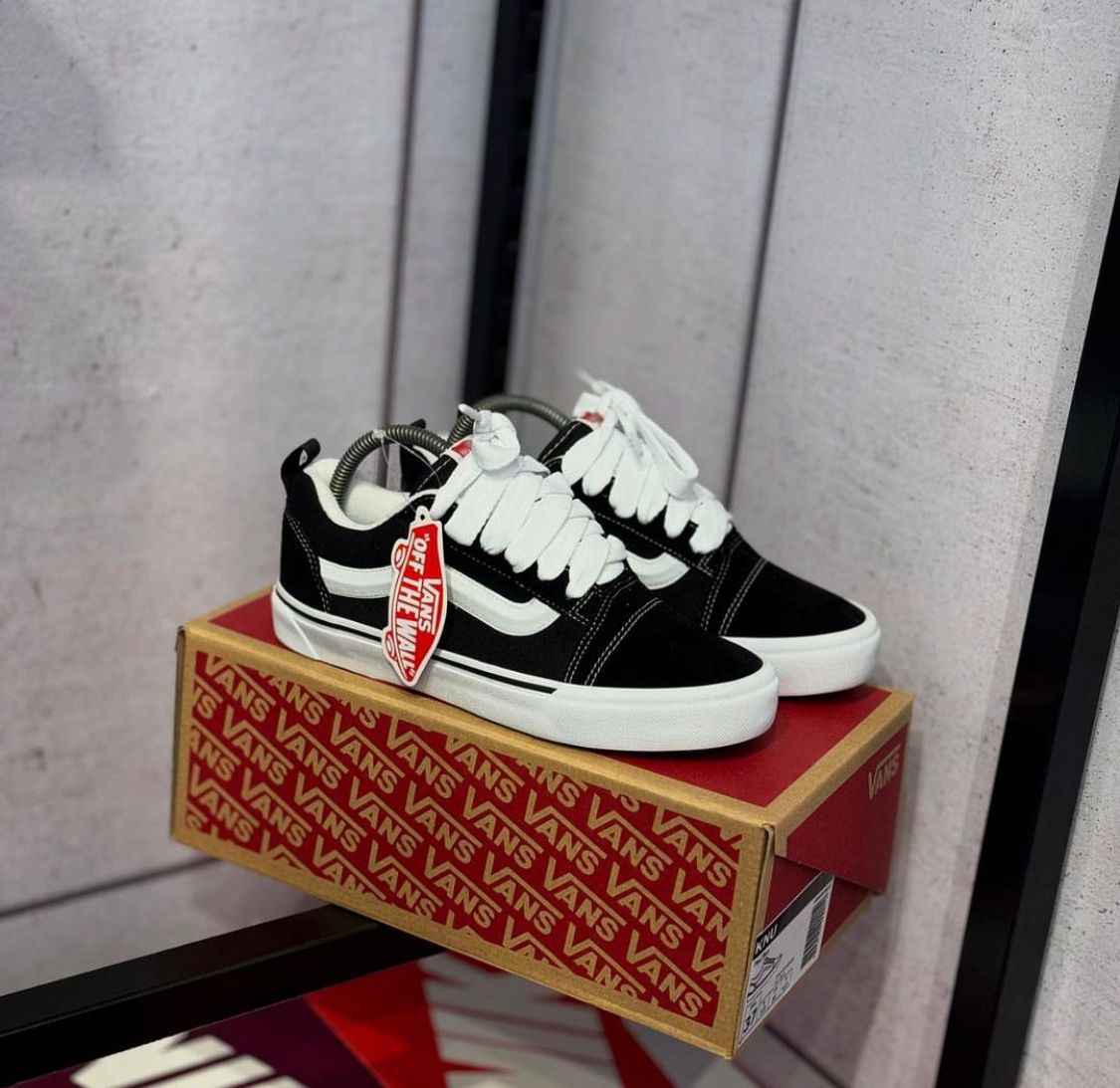 Vans Knu Skool - Negras y Blancas