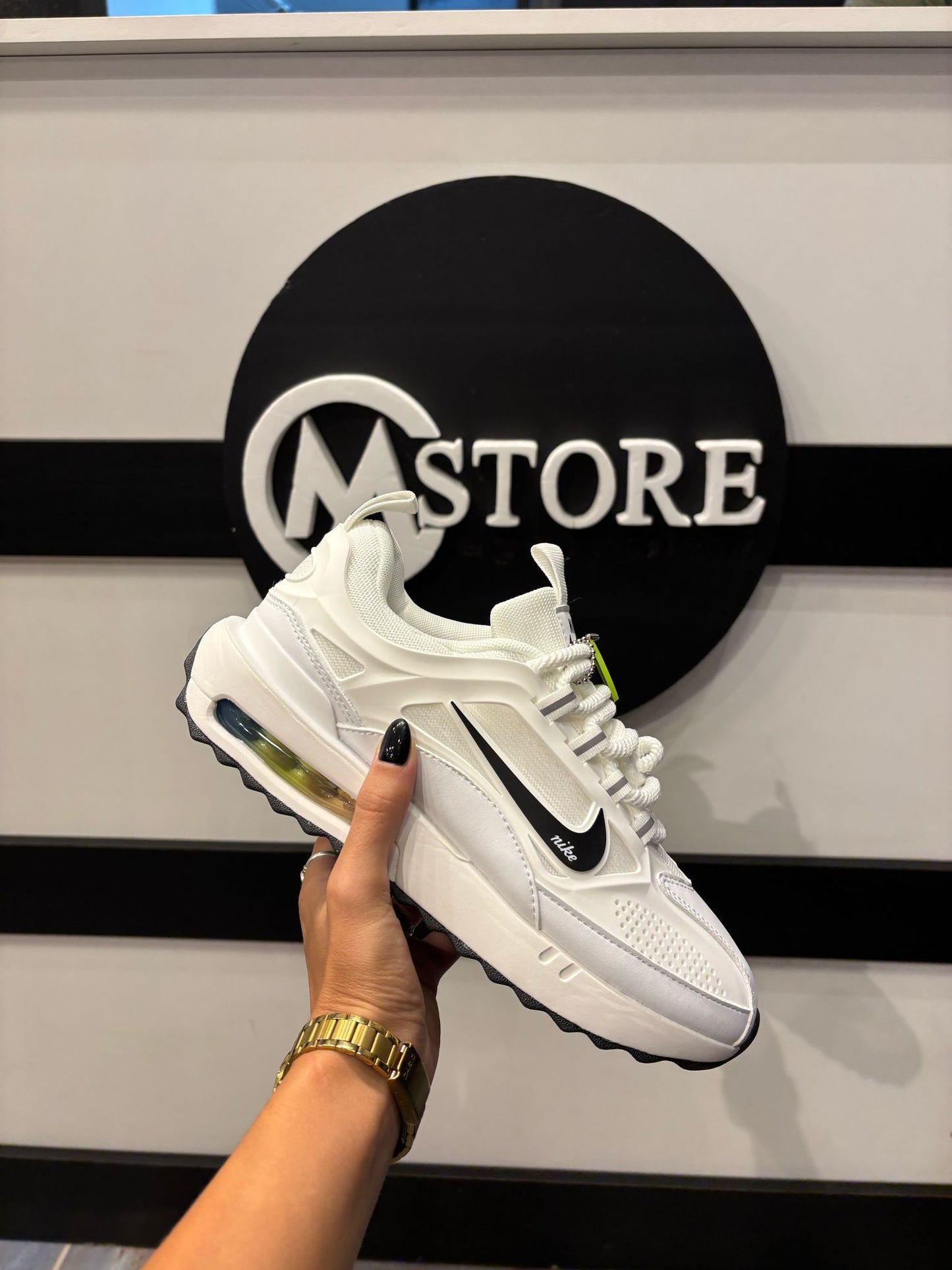 Nike Bailleli – Blanco y Negro