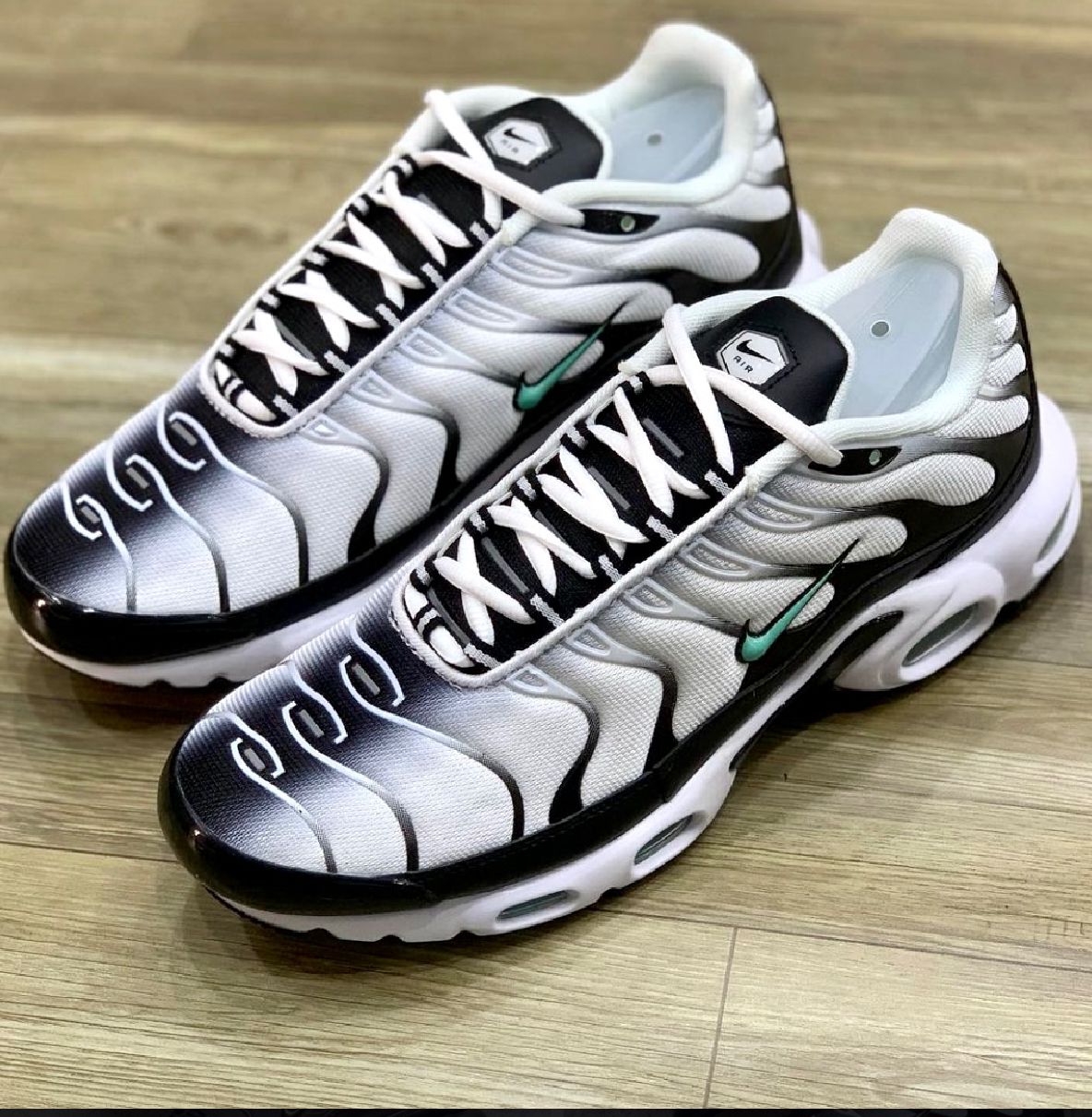 Nike Air Max Plus TN - Gris con Verde