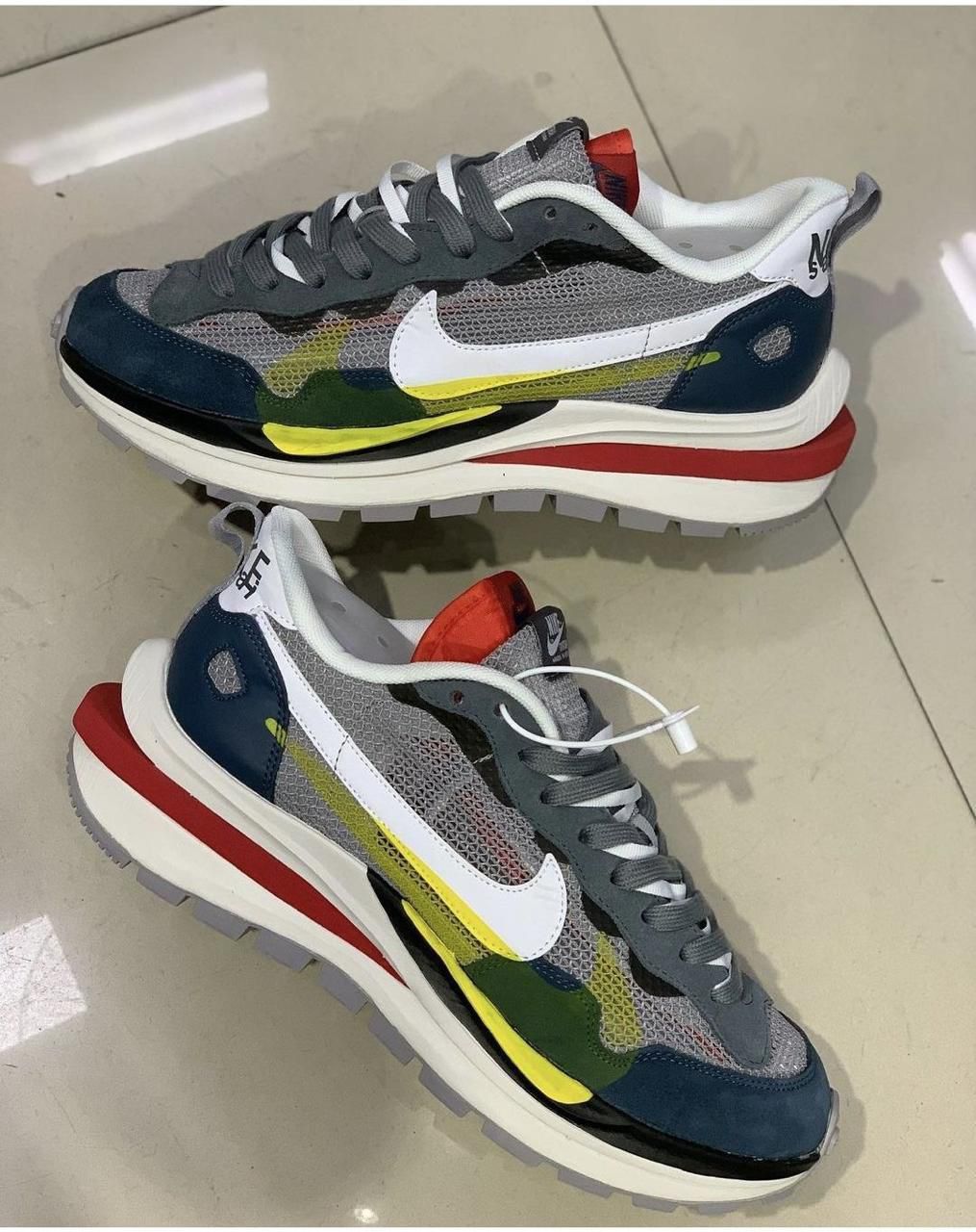 Nike x Sacai – Gris y Blanco