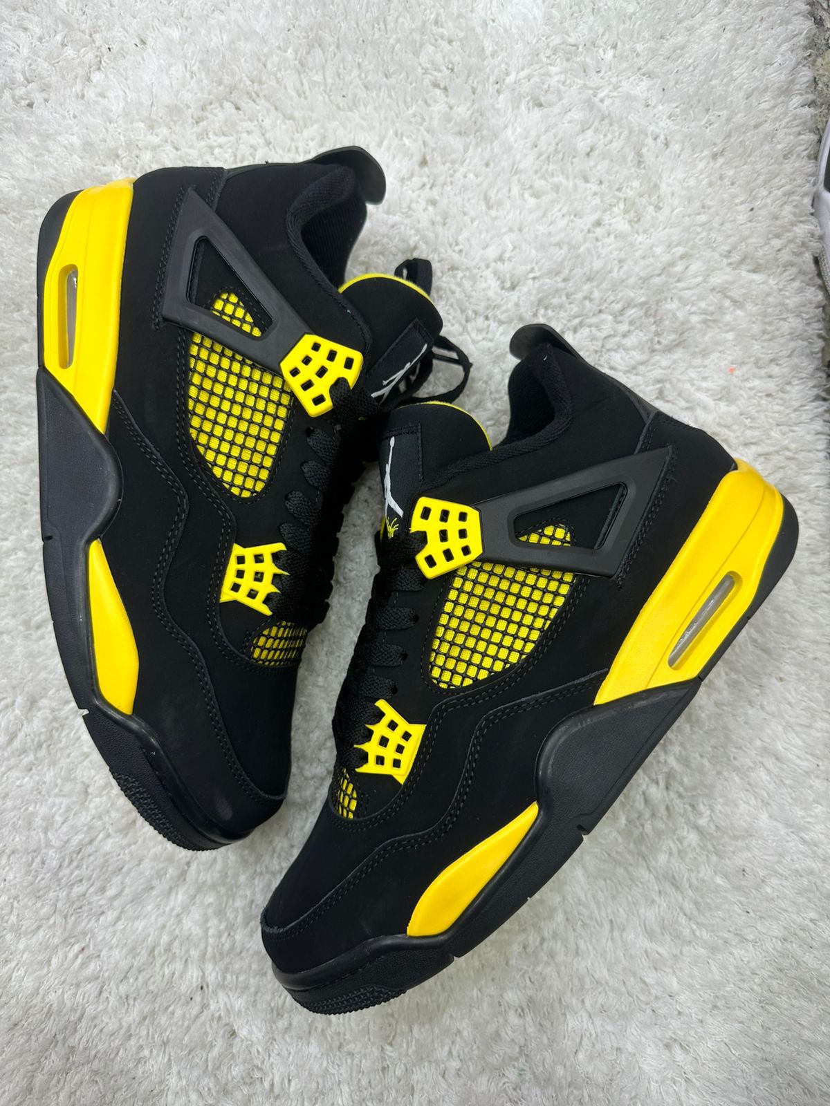 Nike Air Jordan 4 Retro - Negro y Amarillo