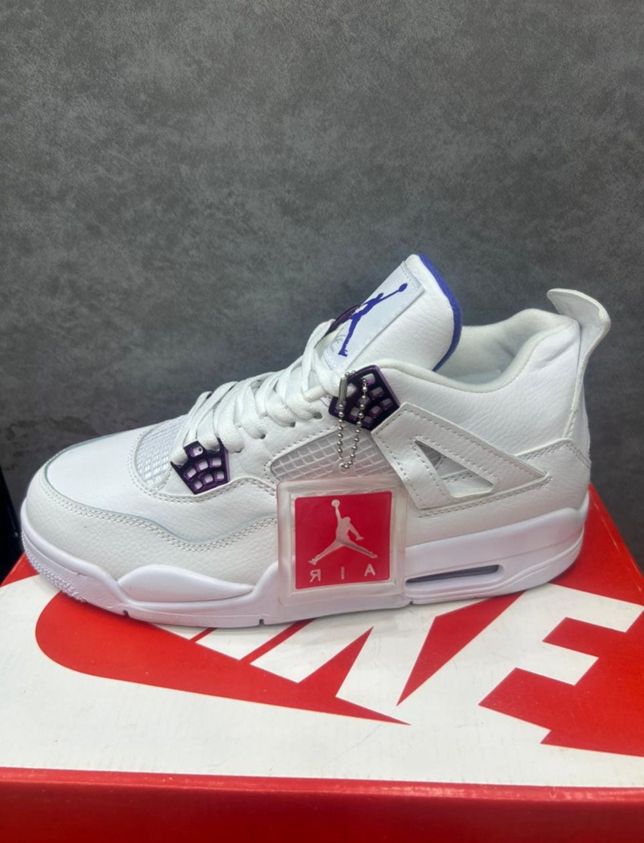 Nike Air Jordan 4 Retro - Blanco y Violeta