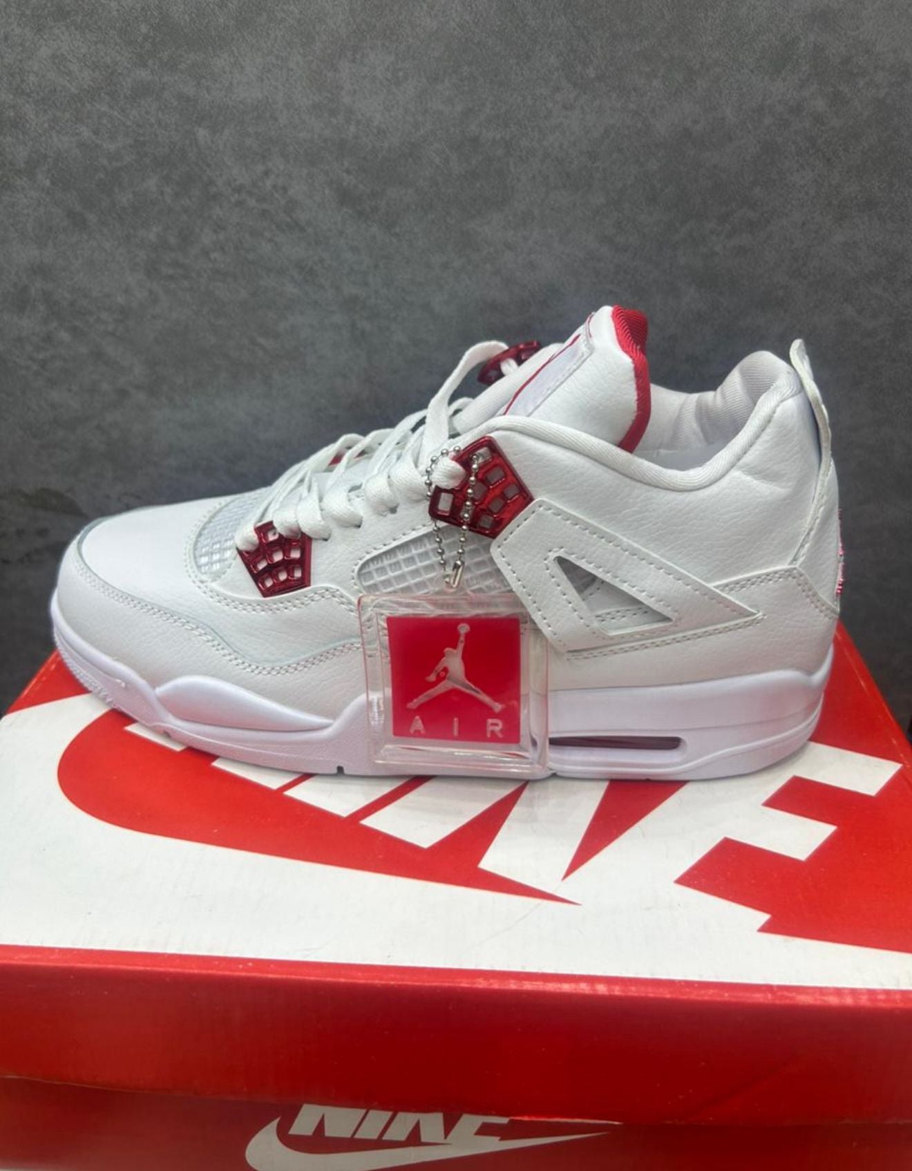 Nike Air Jordan 4 Retro - Blanco y Rojo