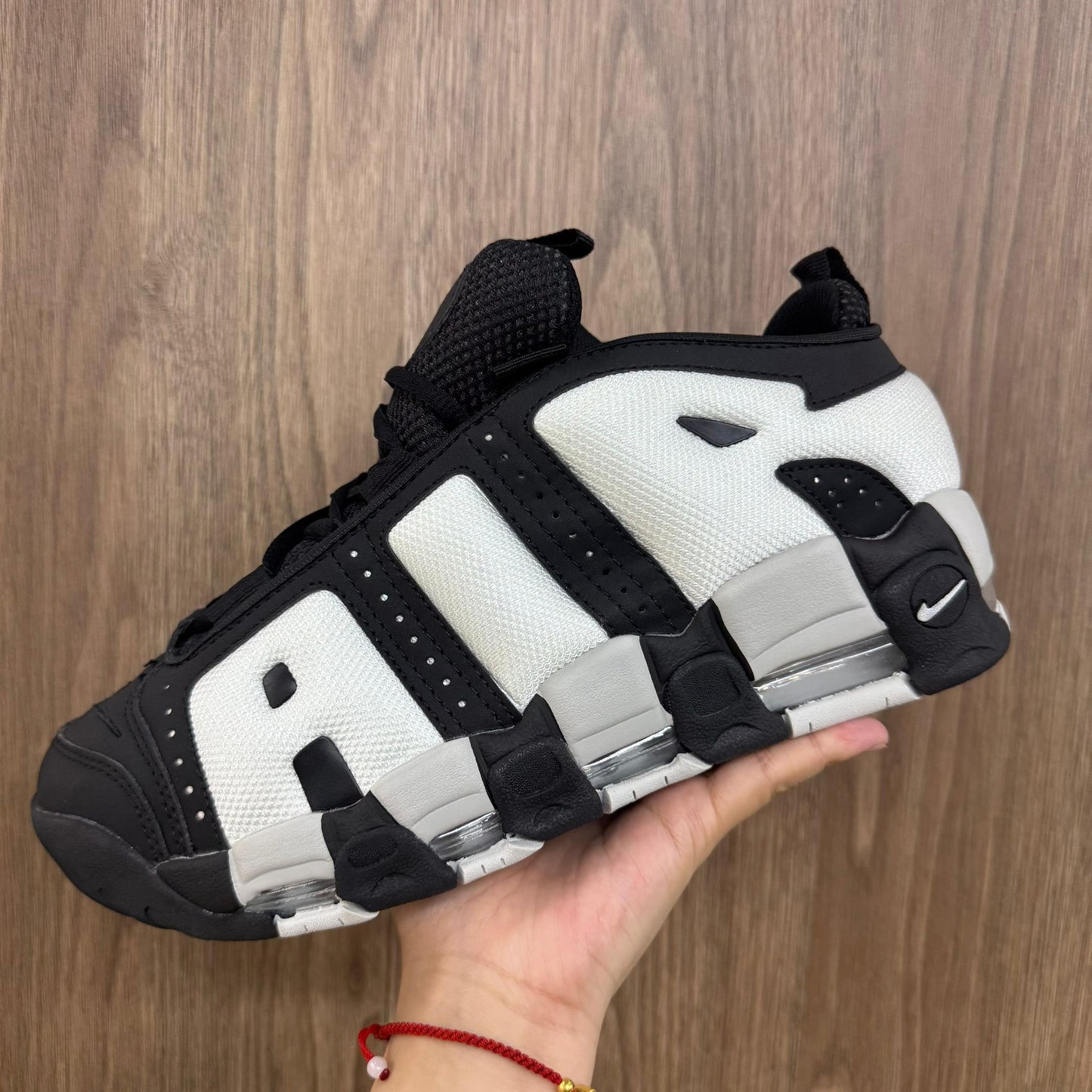 Nike Uptempo Low - Negro y Blanco